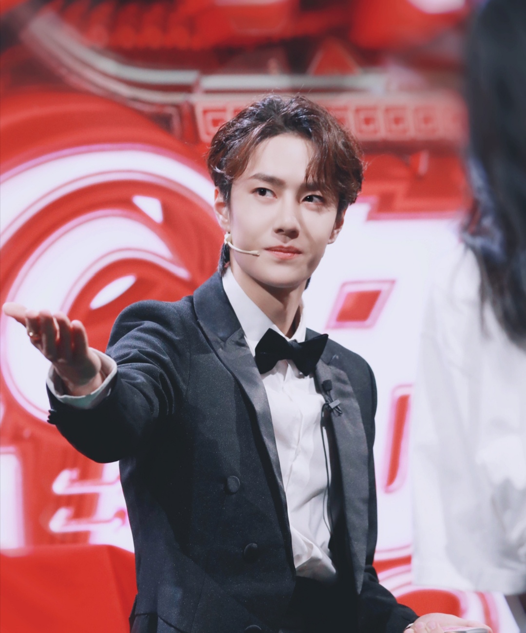 湖南卫视小年夜春晚王一博惊艳亮相,表演方式引何炅"吐槽"