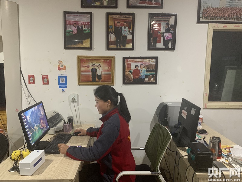 牛庆花在办公室打理自家的淘宝店铺(央广网记者 孙冰洁 摄)就是这次