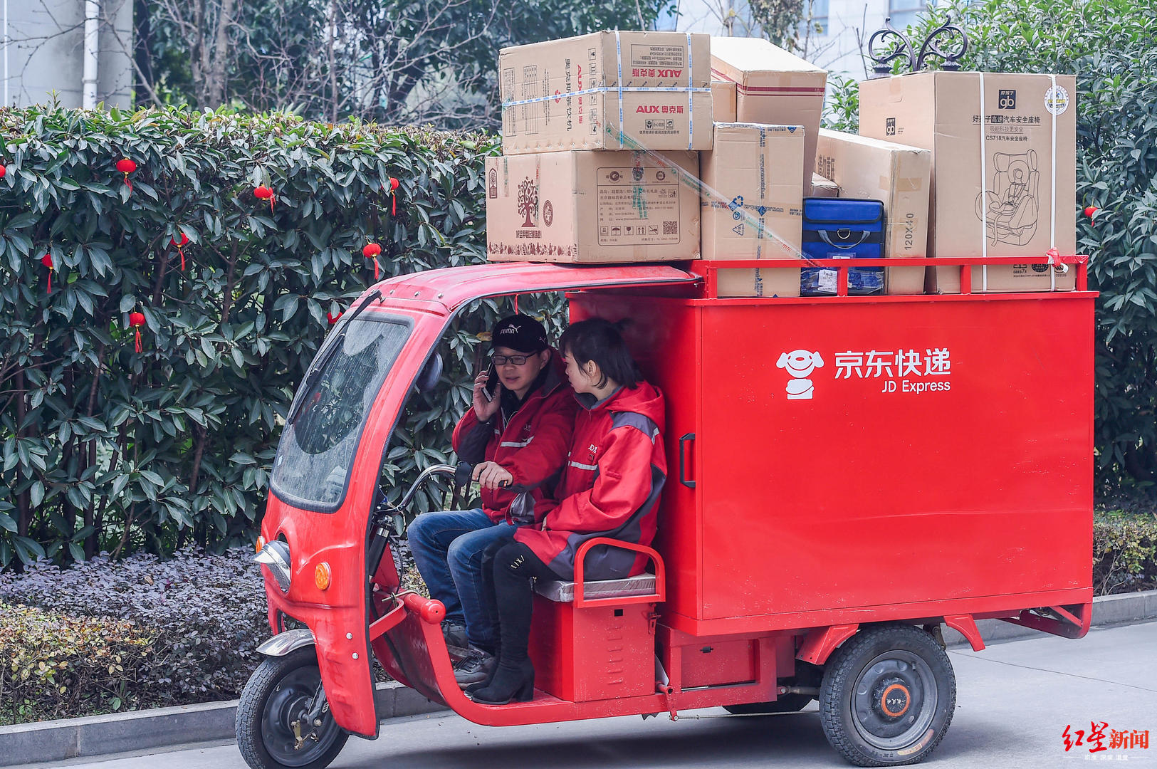 很感动还有客户给我们发红包成都夫妻档快递员春节照常营业