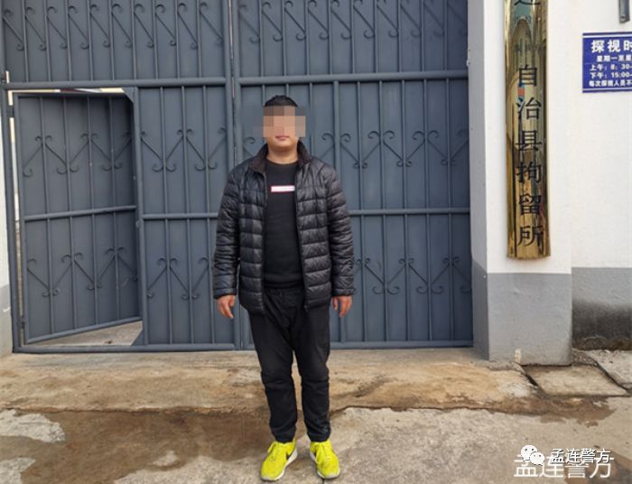孟连一男子脚踩警车拍照发朋友圈炫耀结果
