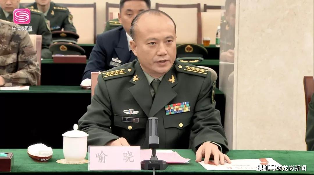 喻晓和李子建代表深圳警备区全区官兵和中国人民解放军32266部队,向