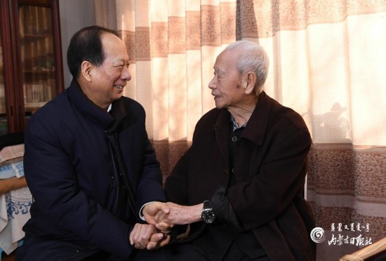 区党委书记,人大常委会主任石泰峰看望慰问正省级离休干部郝秀山同志