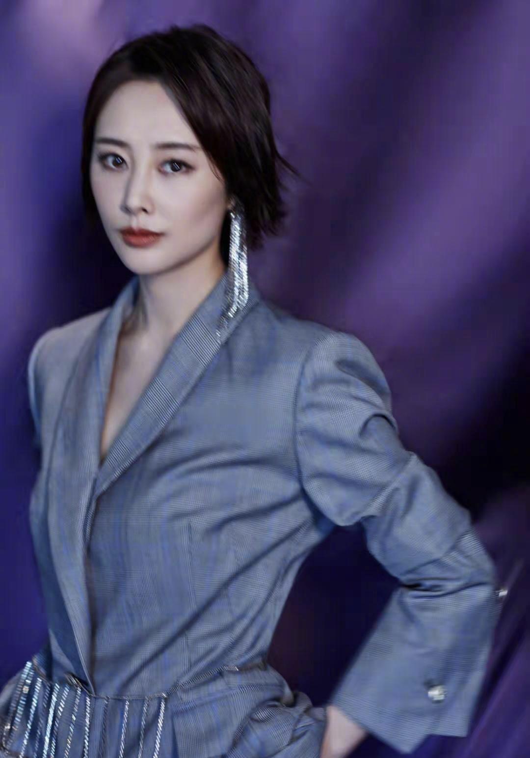 原创李纯再现尤物身材!身穿西装干练高级,配半裙大秀纤细美腿真抢眼