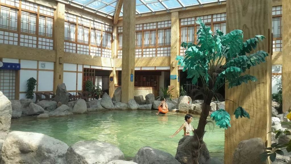 岱海滑雪场 闫永莉 摄岱海温泉—泡温泉游览路线:岱海国际滑雪场