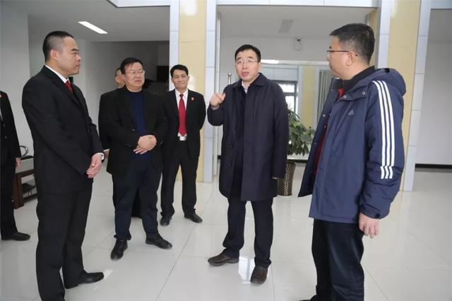 榆林市委政法委书记看望慰问麻黄梁工业园区法庭干警
