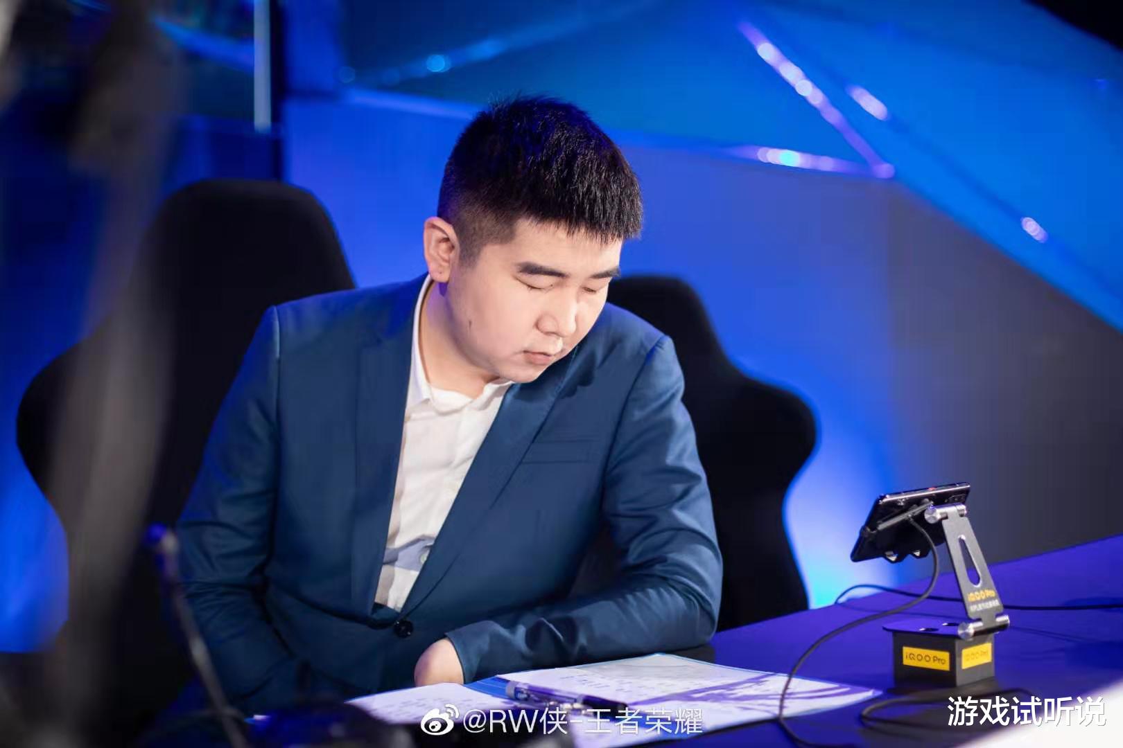 ag新教练dgc何许人也?粉丝对其却不"买账",齐呼:光,队危,速归!