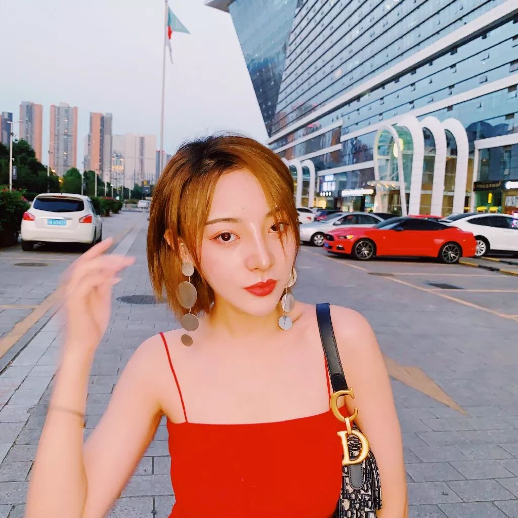 抖音金牌女秘书土味街拍一姐被玛丽苏女霸总碾压到渣都不剩