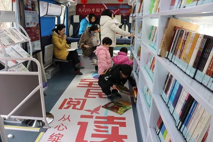 图书馆服务送到百姓身边,依托流动服务车这个载体,定时,定点的下基层