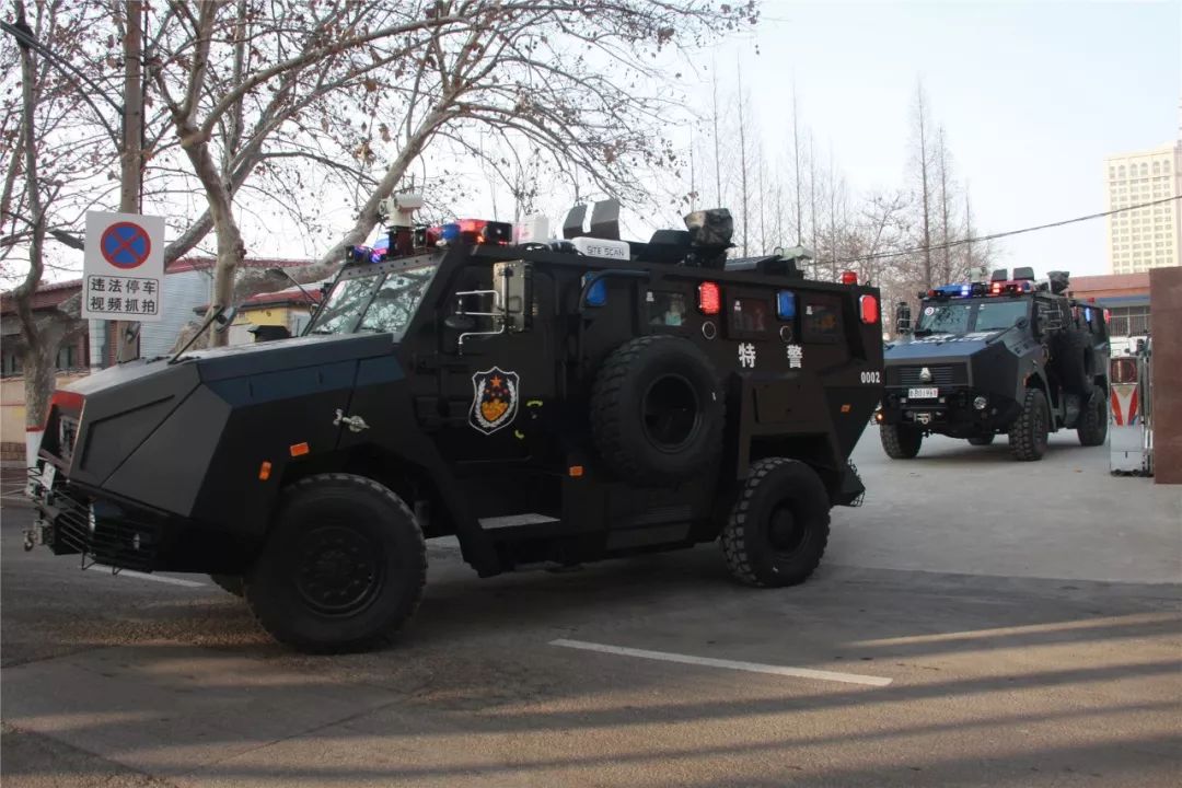霸气新型防暴车武装巡逻守卫墨城平安