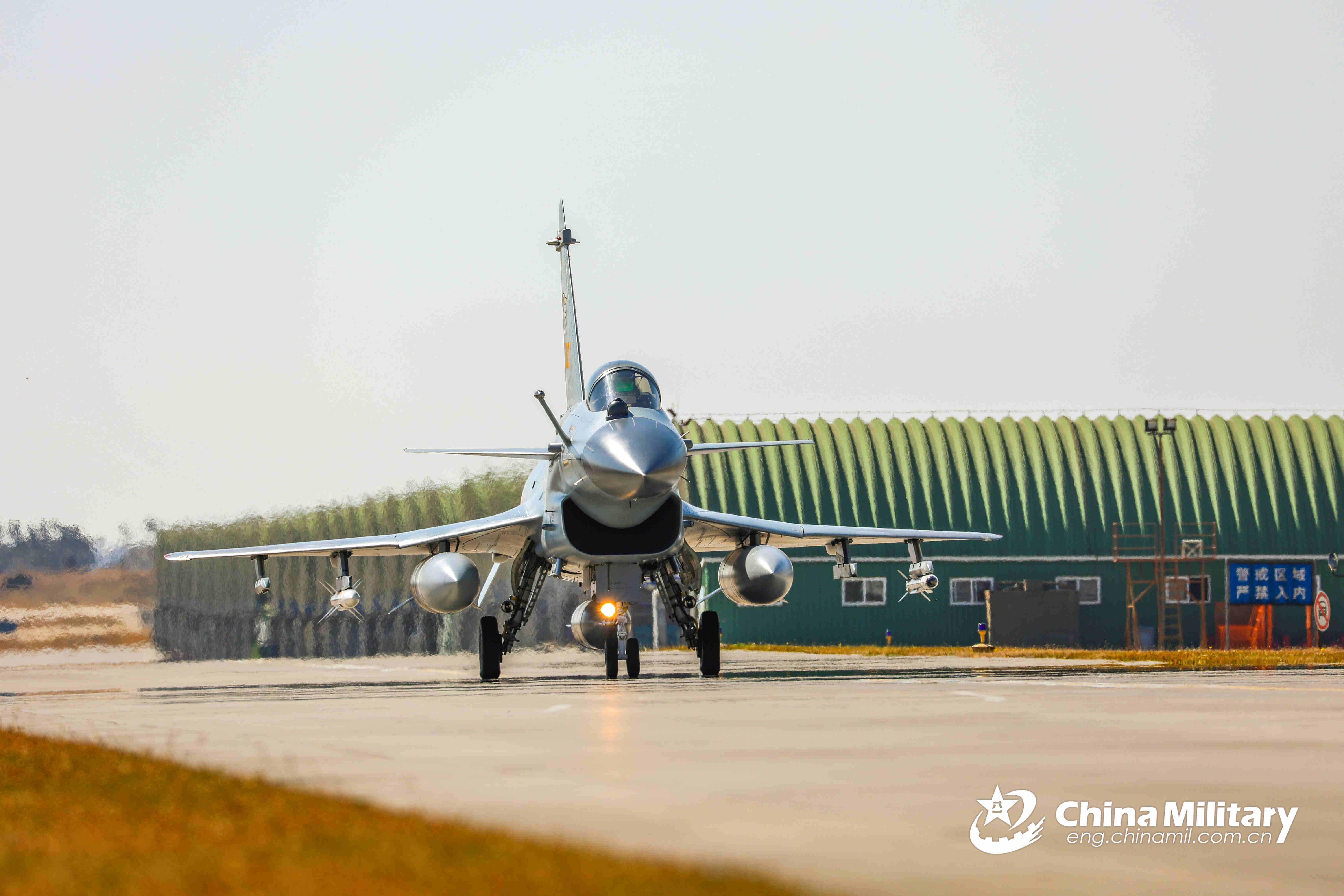 南部战区歼10c战机挂弹出动守护西南边境空防安全