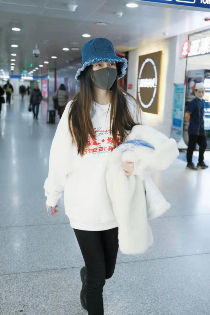 angelababy现身机场,白色连帽卫衣款式简洁,清新范儿十足