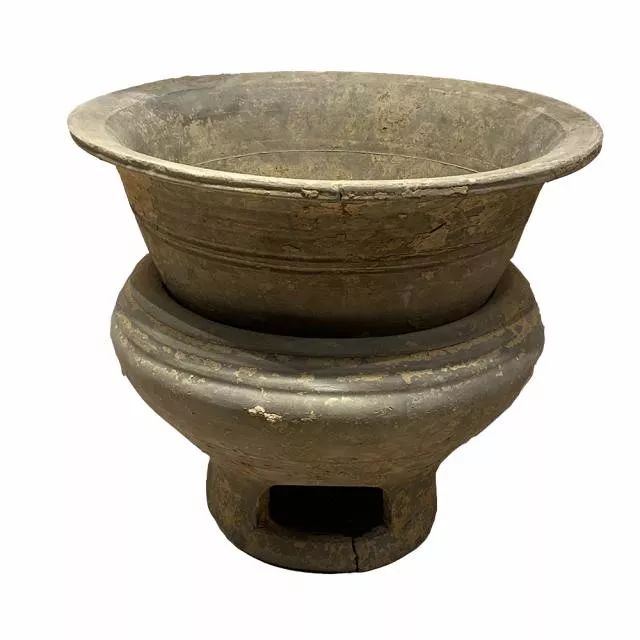 须安置在炉灶之上或是以其他物体支撑煮物,"甑"是古代蒸饭的一种瓦器