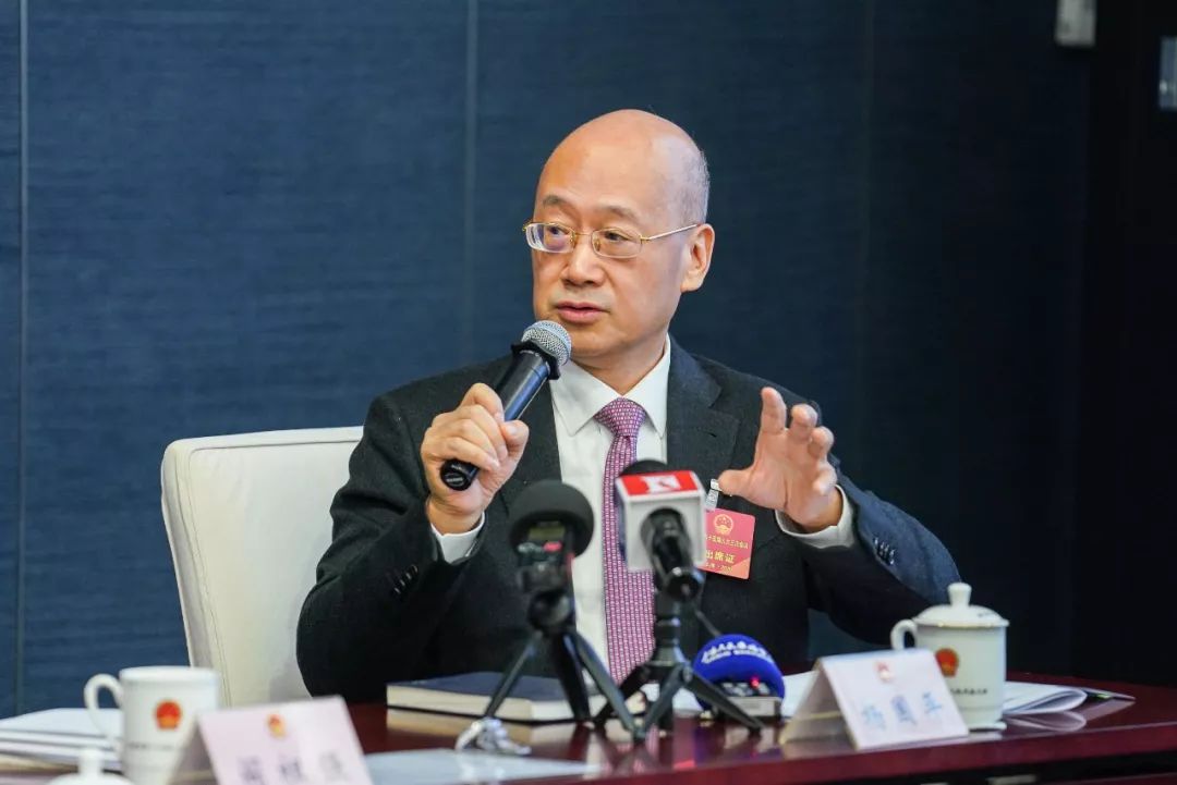 杨国平代表提出修订上海市出租汽车管理条例并将网约车纳入统一法规的