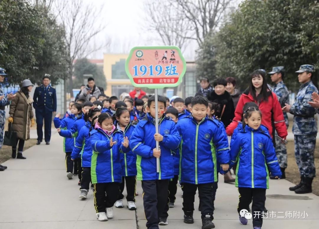 附小1919班学生在班主任宋泽一老师的带领下,来到了95092部队进行参观