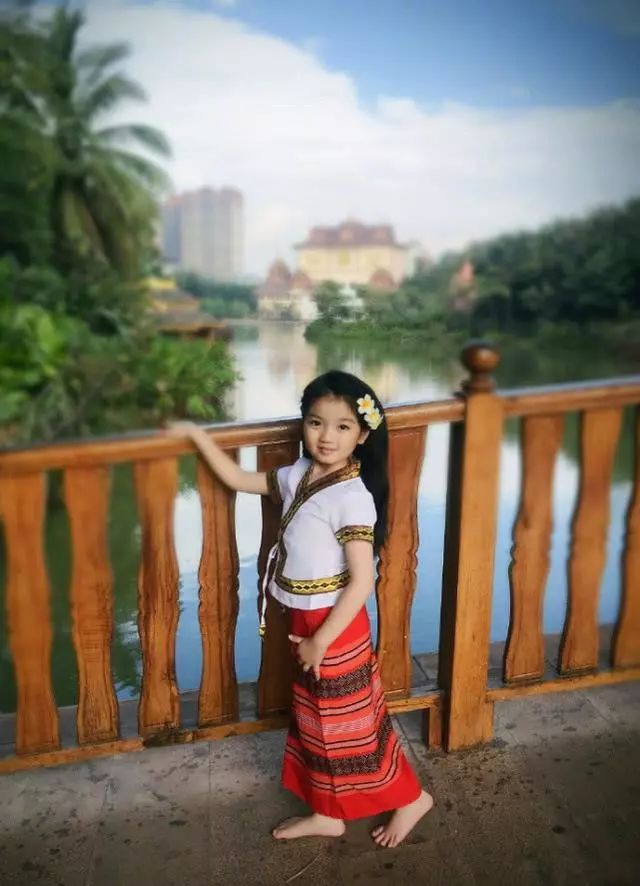 7岁阿拉蕾颜值逆袭头戴红花穿傣族服装跳孔雀舞女神范儿十足