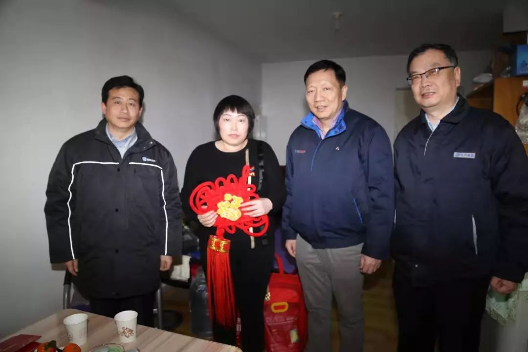 1月21日,廖振波到北汽模塑困难职工朱迎春(左二)家中慰问.