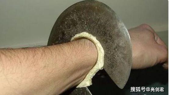 虽然都有着异曲同工之妙,但是却是来自两个不同区域的产物,圆刃是印度