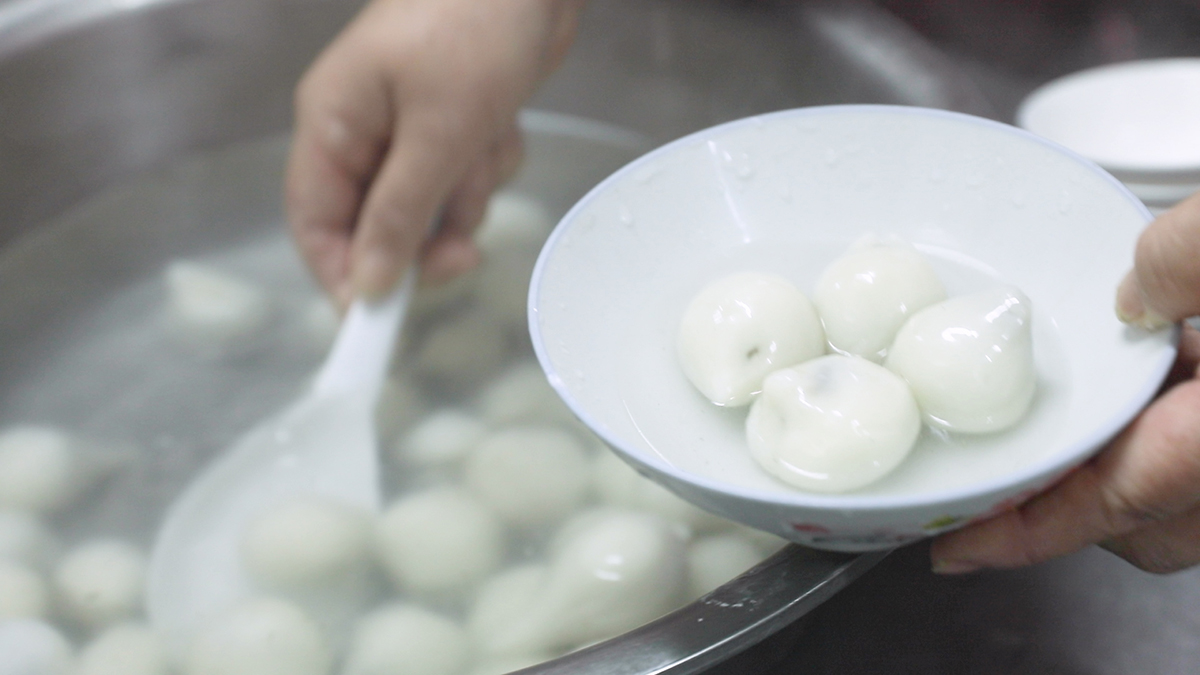 吃碗汤圆心也甜了上海万佛寺志愿者为孤老贫困家庭送新春祝福