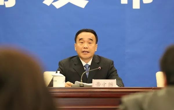 图为 省纪委常务副书记,省监委副主任黄文胜通报2019年全省党风廉政