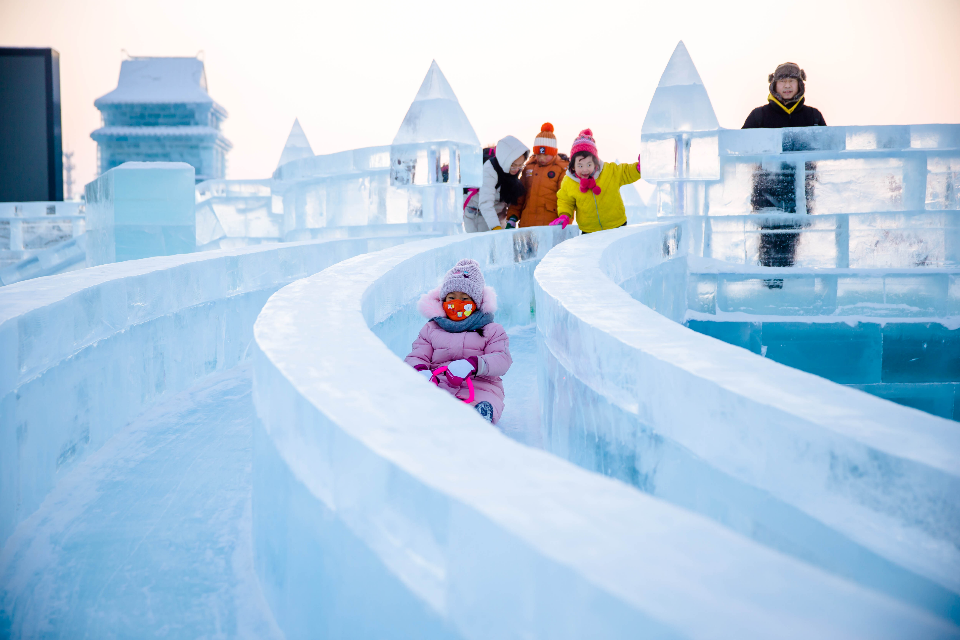 冰雪大世界冰滑梯介绍图片