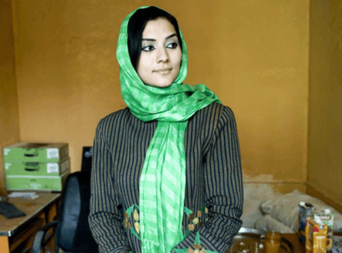 阿富汗妇女也要撑起"半边天"_女人