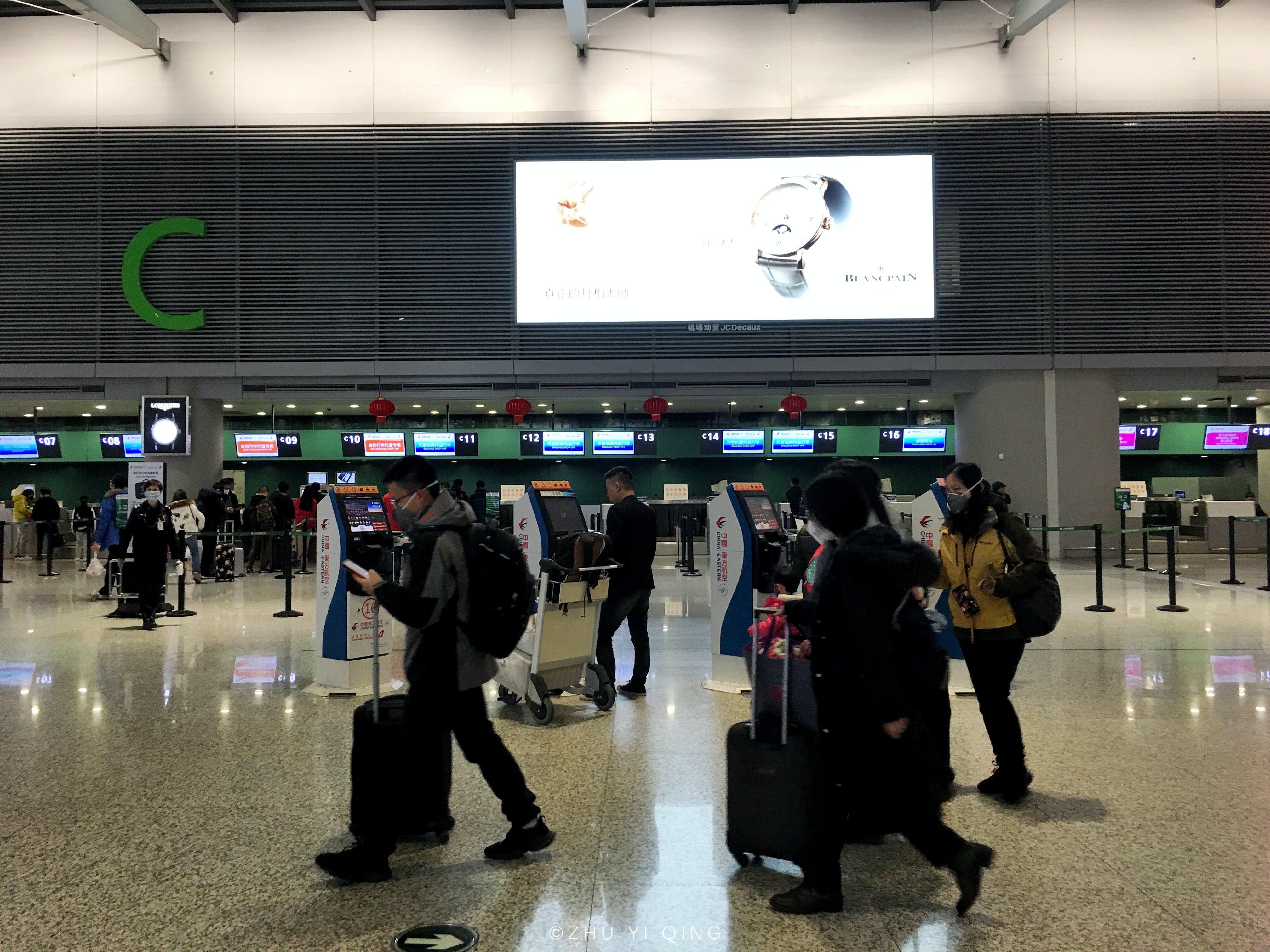原创实拍上海虹桥机场春运高峰八成旅客戴口罩一片安静不复往日热闹
