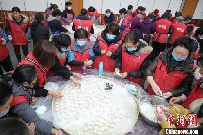 志愿者佛寺包汤圆为孤老贫困家庭送新春祝福