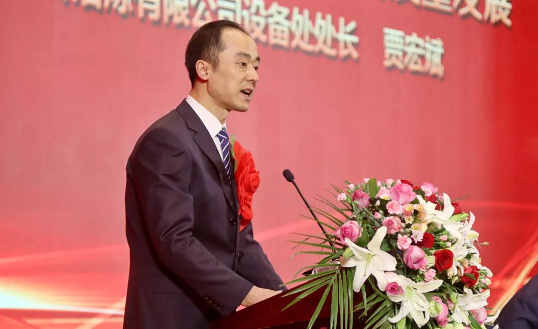 先进工作者代表凤翔冶炼公司设备处处长贾宏斌,兰州东岭公司业务主管