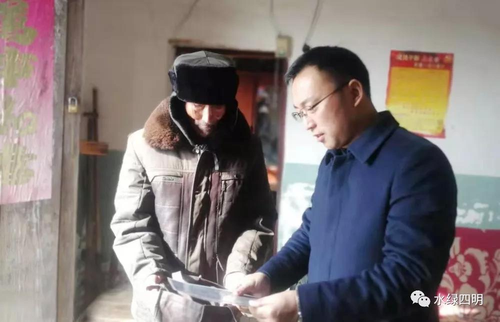 在老党员家中,陈双喜亲切问候了老人的生活情况,并向老党员一家送上