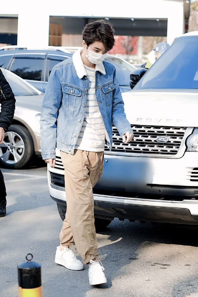 王俊凯现身央视春晚第五次彩排敞衫露脚踝开百万级别豪车