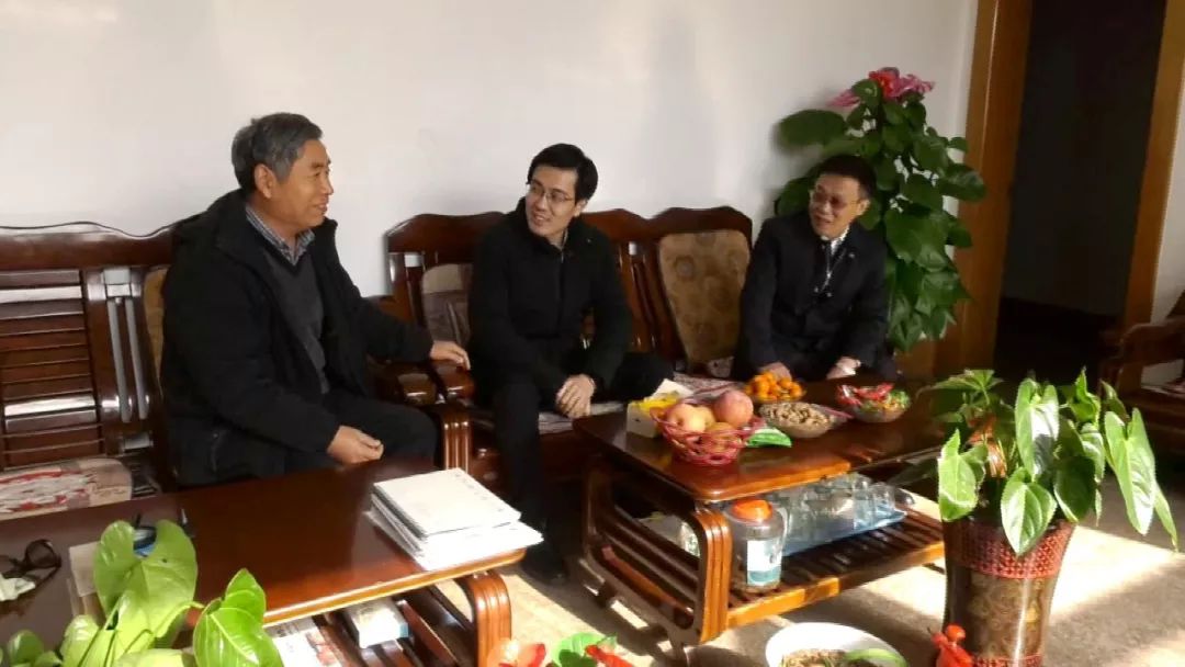 郝艳红,李中华先后看望了农民工杨永红,贫困户李焕群,全国劳模侯凤改