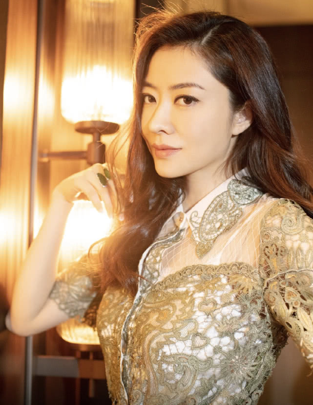 熊黛林时尚大片小露性感,满眼自信流露幸福_郭可颂