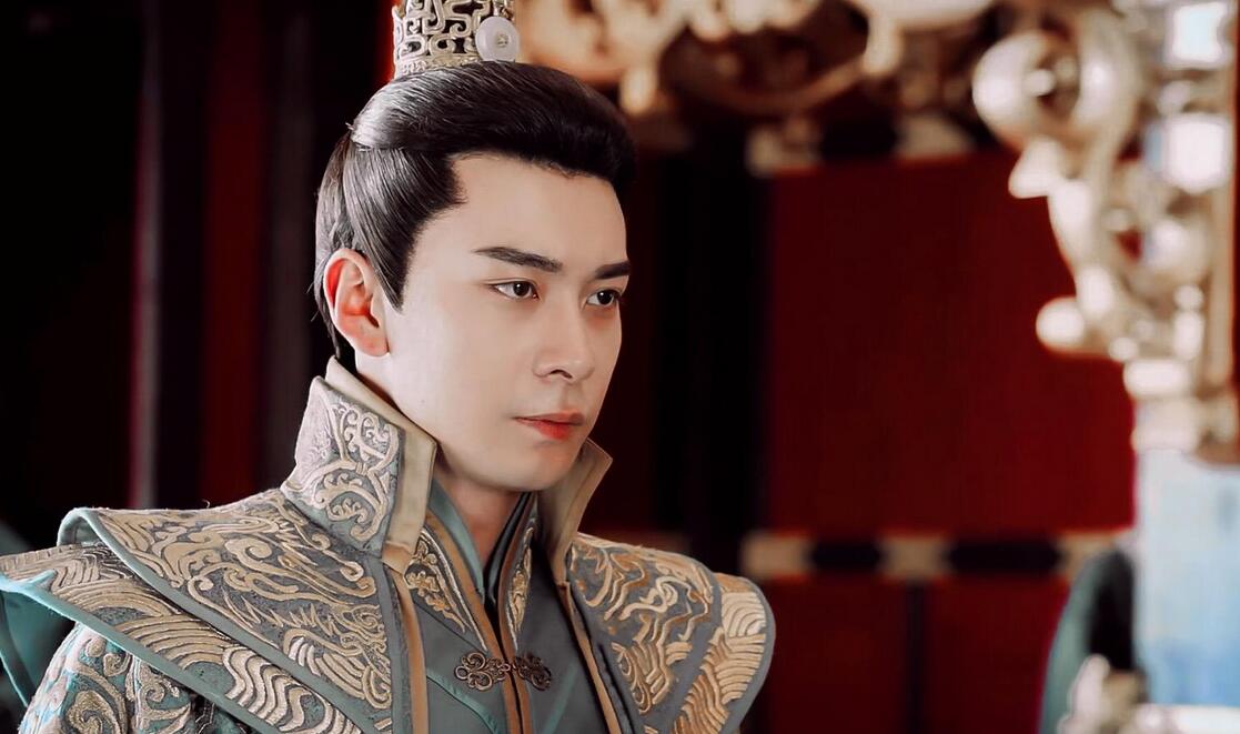 此次陈星旭在影片中饰演白面书生宁采臣,和他之前饰演的那些武功盖世