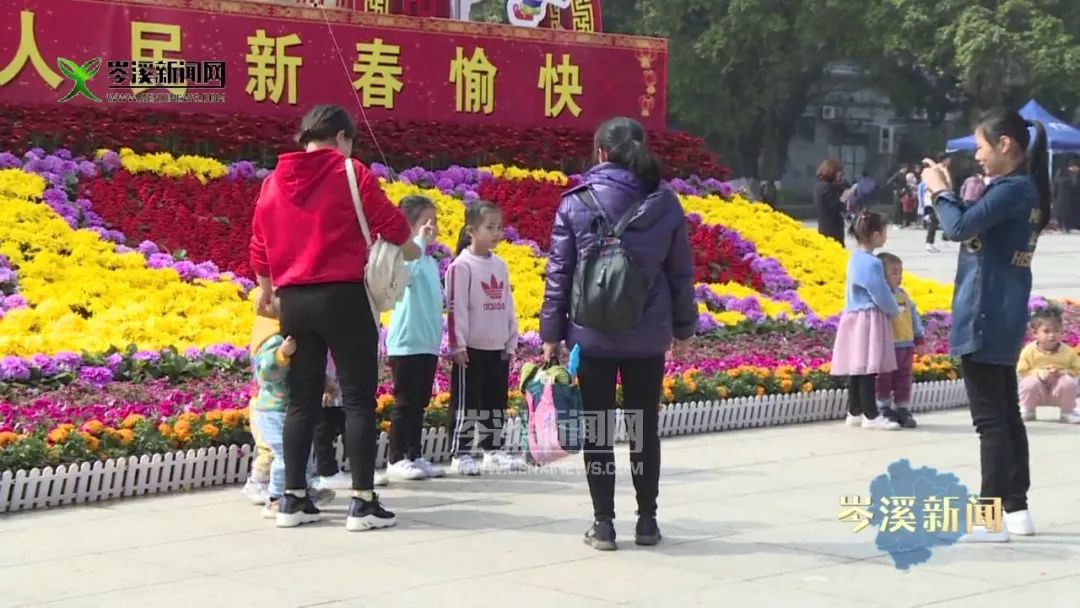 而在市人民广场,一个大型贺年花坛造型在广场中央亮相,成为不少市民