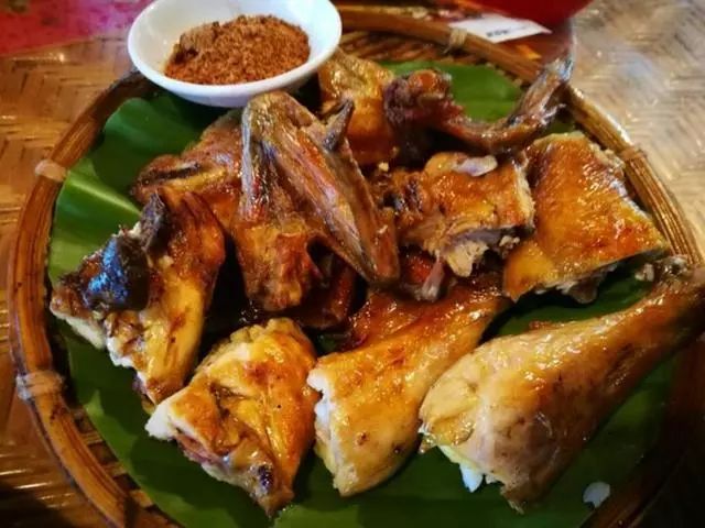 【烤鸡】古时羊通"祥",过年吃羊肉有吉祥如意,喜气洋洋的象征,一道