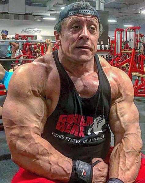 你大叔还是你大叔健身30多年身强力壮完胜年轻小伙