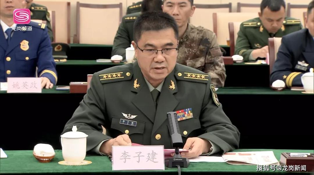 喻晓和李子建代表深圳警备区全区官兵和中国人民解放军32266部队,向