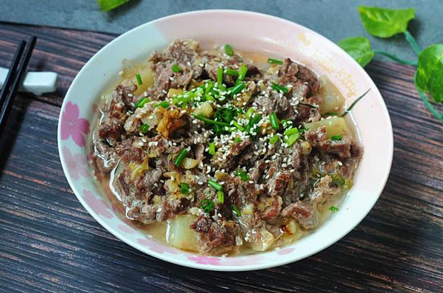 【蒜香牛肉蒸土豆】用料 主料 牛肉300克 土豆一個 雞蛋一個輔料 料酒