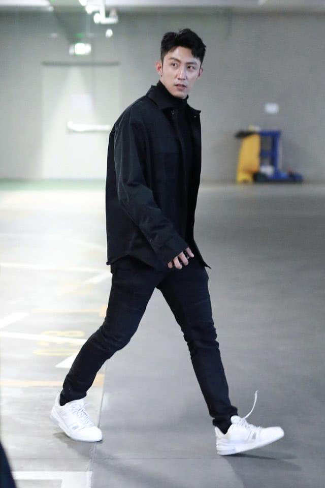 黄景瑜全黑造型走机场状态疲惫身板也变得消瘦了不少