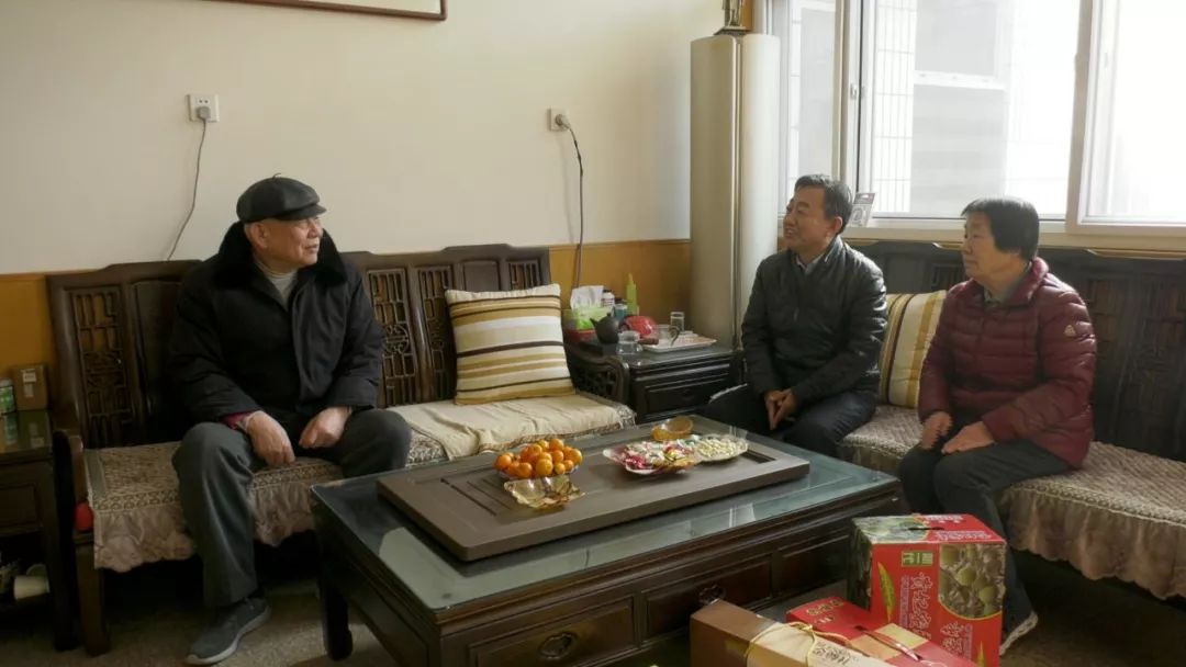 郝艳红,李中华先后看望了农民工杨永红,贫困户李焕群,全国劳模侯凤改