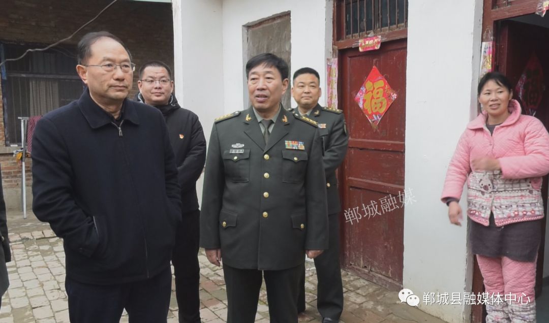 周口军分区司令员王善冲到我县走访慰问困难群众