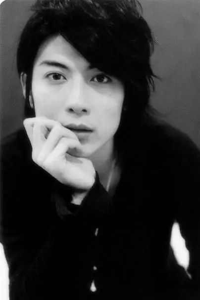 藤冈靛1980年生,出演过《转角遇到爱》《请与废柴的我谈恋爱》《基督