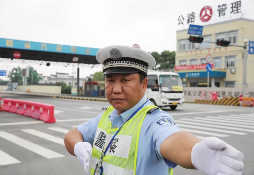 黝黑肤色是他闪亮的"军功章"——记交警大队副大队长兼城东中队中队长