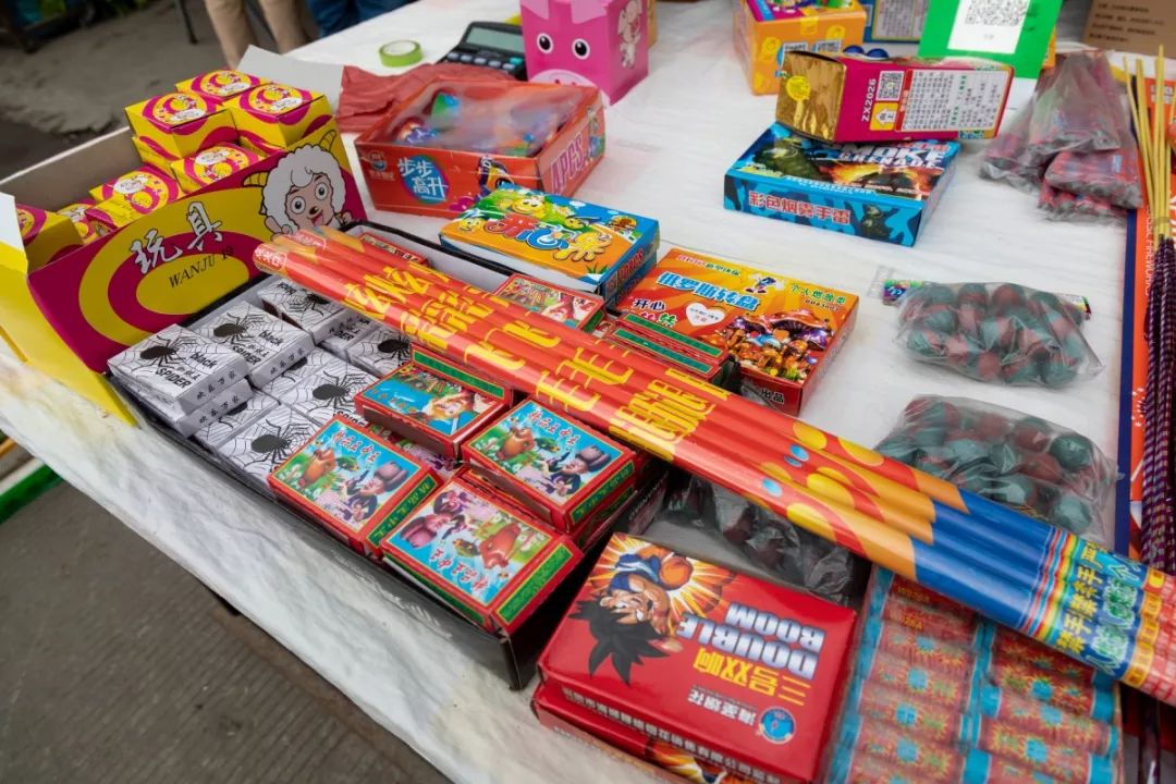 烟花爆竹不可违规销售桥头开展打非治违联合执法行动