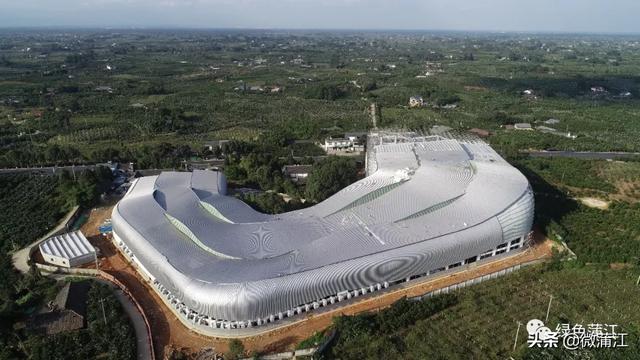 2019年2月,"百岁山"矿泉水生产线项目开工,独特的高层钢架结构厂房在