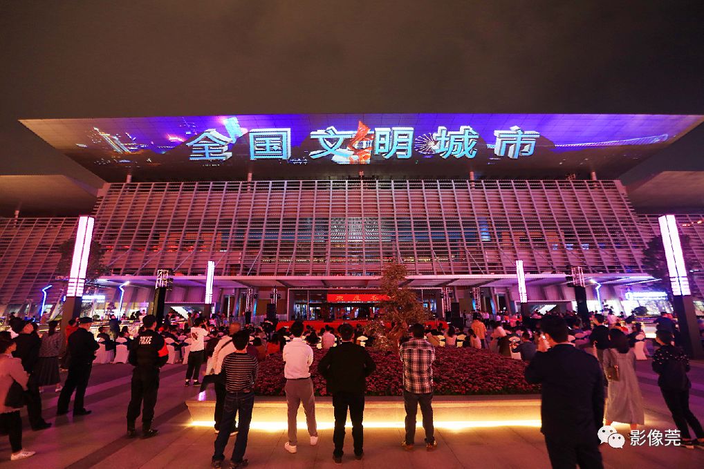 流光溢彩!"多媒体视觉秀"点亮东莞市民服务中心