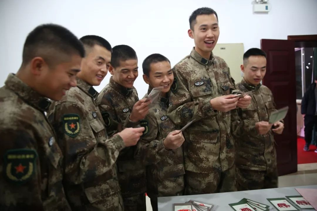 这群"银盔战士"们以实际行动有力维护上海驻军的光辉形象.