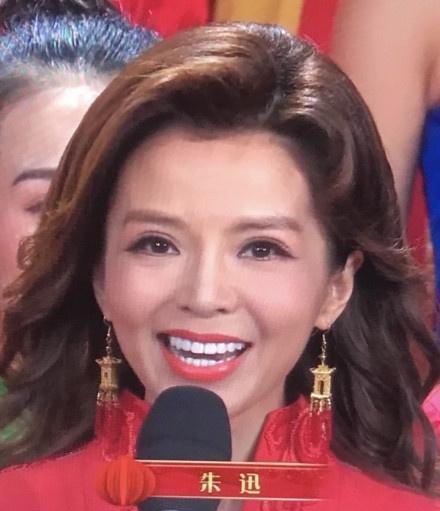 春晚主持人阵容官宣了演员主持将登舞台董卿朱迅让人想念