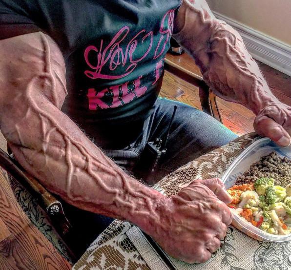 你大叔还是你大叔健身30多年身强力壮完胜年轻小伙