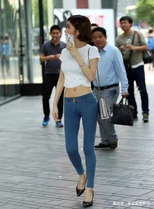 紧身提臀的牛仔裤美女,为蜂腰细腿加分不少!